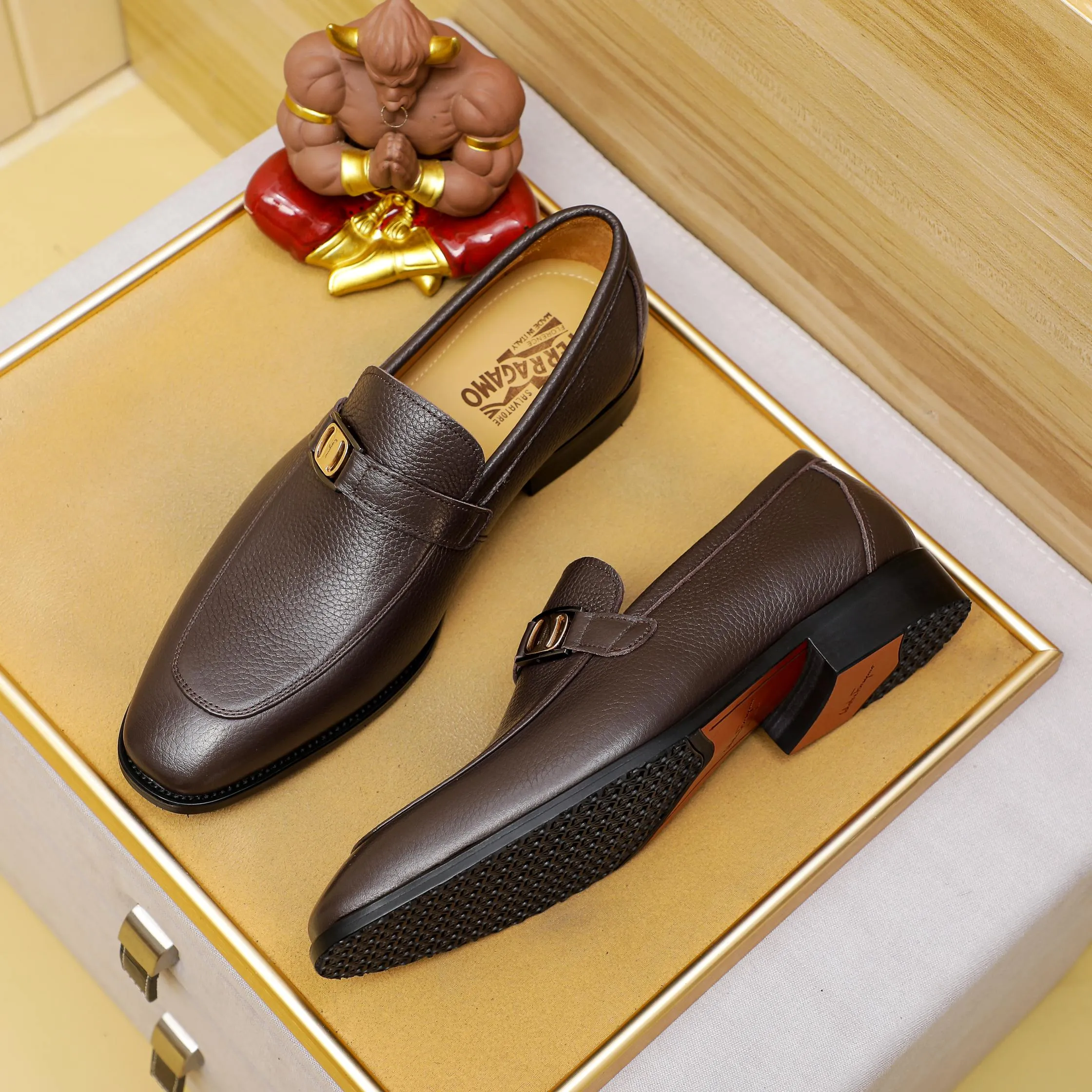 Men's shoes 💰460 🕷🕷🐂【Ferragamo】Ferragamo Popular fashion leather shoes🇨🇳Official website counter 1:1 production, original mold opening💯Good quality can be seen, imported high-end first-layer waxed calfskin, water-dyed🐂leather lining🌿very clear texture, high-quality waterproof, non-slip and wear-resistant outsole🎋high quality and low price, truly handmade🍓2 colors available! Code number 38-44……(45.46.Customized)